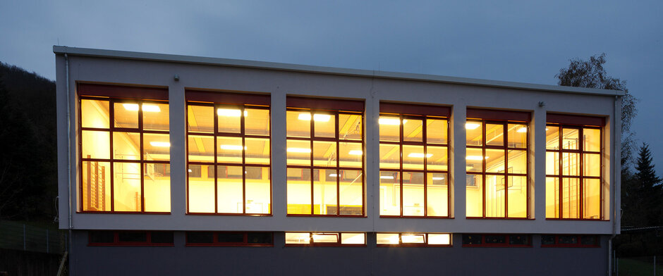 Fenster von Sporthalle im Dunkeln