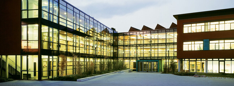 erleuchtete Fassade einer Schule